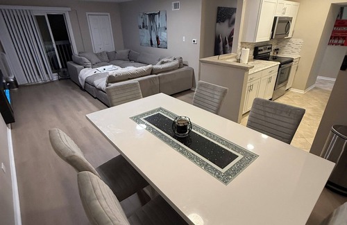 Evergreen Park Condo | Terrific 2-bedroom condo with AC in charming Evergreen Park