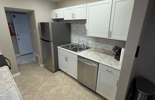 Evergreen Park Condo | Terrific 2-bedroom condo with AC in charming Evergreen Park