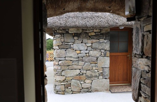 Aisgernis Cottage | Thatched Cottage near beach, Luxury Rooms, Fully kitted kitchen, drying room,