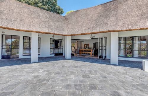 Greater Johannesburg Metropolitan Area Villa | Thatched Villa in a Guesthousenn