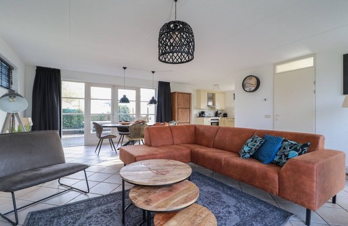Makkum Villa | Thatched villa with bath in a holiday park