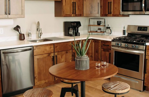 Leitchfield Apartment | The Aaron is a charming 2-bedroom/2 bathroom apartment.