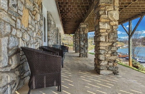 Lake Junaluska Apartment | The Allgood LJ Apartment: Charming Lake Junaluska Retreat with Stunning Mountain