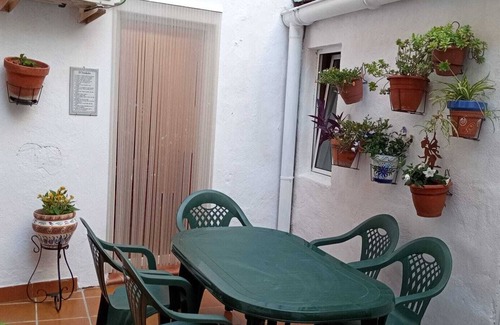 Bunol House | The Almazán. Quiet house with interior courtyard, close to the center and routes.
