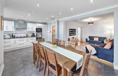 Harlington House | The Aviator | Modern Large 4 Bed Property | London | Mins From Heathrow