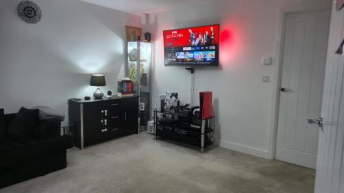 Hartwell Apartment | The Aylesbury Home Retreat - 3-Bed Home with Garden & Parking