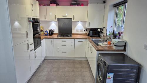 Hartwell Apartment | The Aylesbury Home Retreat - 3-Bed Home with Garden & Parking