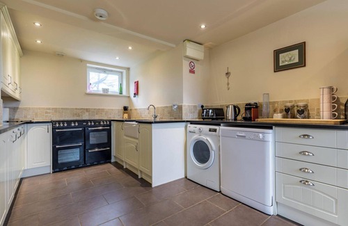 Leek House | The Barn at Brambles Farm - Sleeps 6, Hot Tub