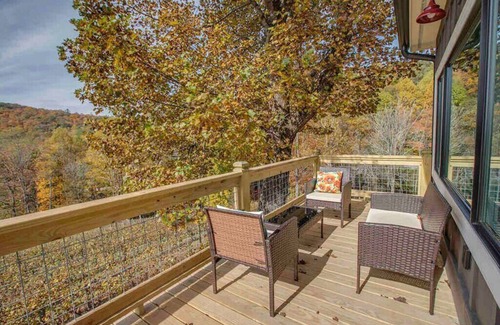 Scaly Mountain Cottage | The Barrel Room Cottage - Mountain Vineyard Getaway