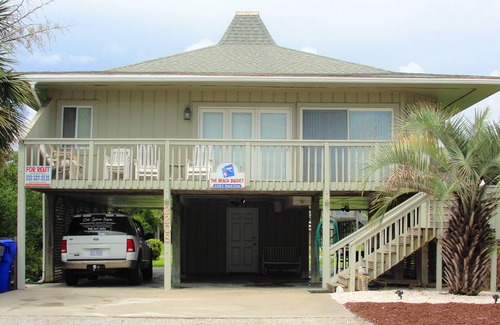 Long Beach House | "The Beach Bucket" Beautiful Beach House located in Oak Island, NC