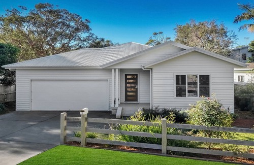 Macmasters Beach House | THE BEACH PAD | wifi, walk to beach | Accom Holidays