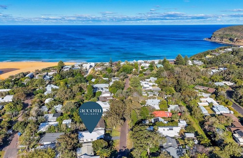 Macmasters Beach House | THE BEACH PAD | wifi, walk to beach | Accom Holidays