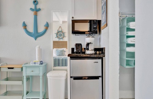 Ruskin Apartment | The Beach! | Pool, Hot Tub, Gym, Game Room, Tennis