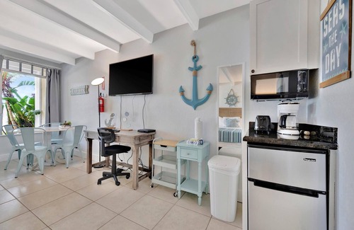 Ruskin Apartment | The Beach! | Pool, Hot Tub, Gym, Game Room, Tennis