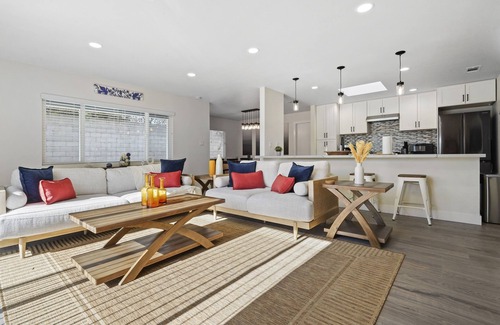 Ventura House | The Beachsides Bliss, BBQ, Arcade, Game Room, Fire Pit Patio, 5 Miles to Beaches