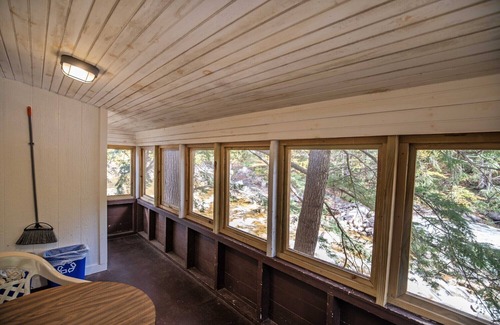 Lincoln Cabin | The Beaver Pond Riverside Getaway at the PEMICABINS