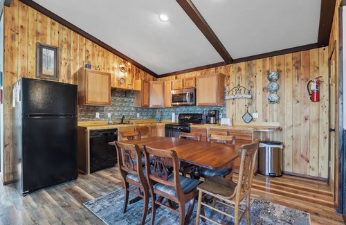 Rapid City House | The Bercher Hot Tub/Firepit and Amazing Views