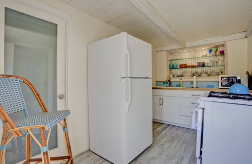 Summerland House | THE BEST LOCATION-HUGE YARD and PRIVATE COTTAGE- PALM COTTAGE -SUMMERLA