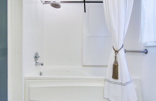 Fredericksburg Cottage | The Bird Haus - Cute Cottage with Jacuzzi tub