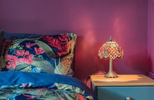 Capel-le-Ferne Cottage | The Bird Hide - quirky, cosy lodge with hot tub - perfect romantic getaway!