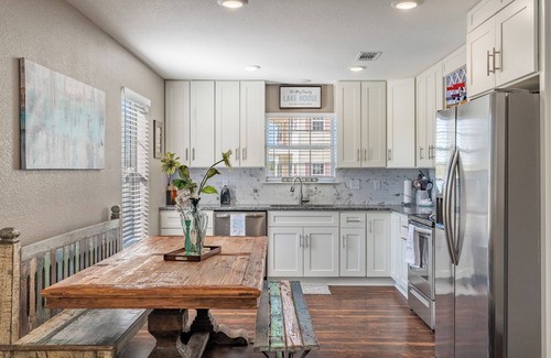 Higden House | “The Blue Bungalow” Great location RV hookup addon