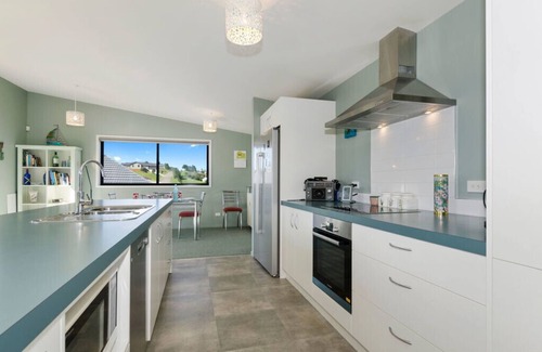 Waipu Cottage | The Blue Cottage with WiFi- Waipu Holiday Home
