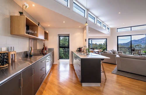 Coles Bay House | The Bolthole - Freycinet Holiday Houses