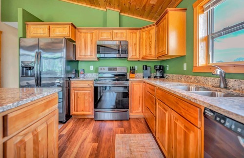 De Soto Cabin | The Bridgeview Lodge, Hot tub, Amazing River Views and sun sets.