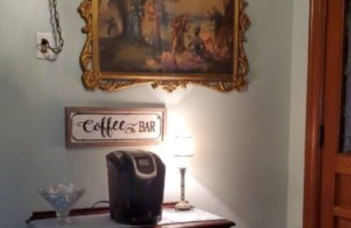 Ashfield Bed & Breakfast | THE BROADWAY ROOM AT TRAILS END B&B