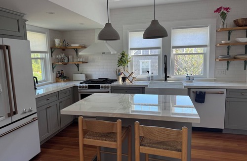 Dartmouth House | The Bungalow! Charming 2-bedroom house in South Dartmouth with AC