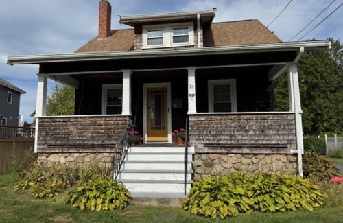 Dartmouth House | The Bungalow! Charming 2-bedroom house in South Dartmouth with AC