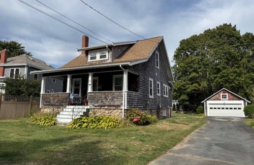 Dartmouth House | The Bungalow! Charming 2-bedroom house in South Dartmouth with AC