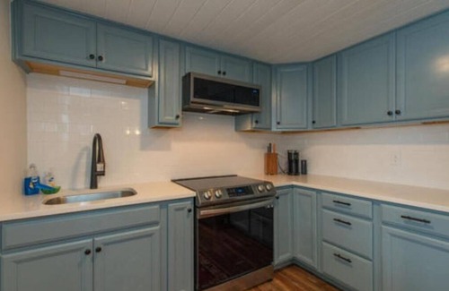 Titus Cabin | The Cabin On Dogwood - A cozy 1950's Cabin on Lake Jordan, Alabama