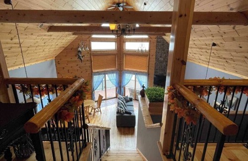 Cedar Lake House | "The Cedar Lake Escape" is a lakeside retreat offering 5 bedrooms and 3 baths.n