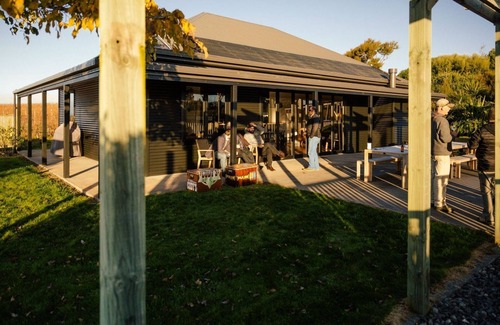 Renwick House | The Cellar Door - Blenheim Holiday Home