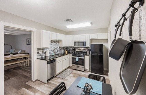 Brookview House | The Central Cottage: 7 mins from Magnolia Table, Silos, Baylor & Downtown Waco