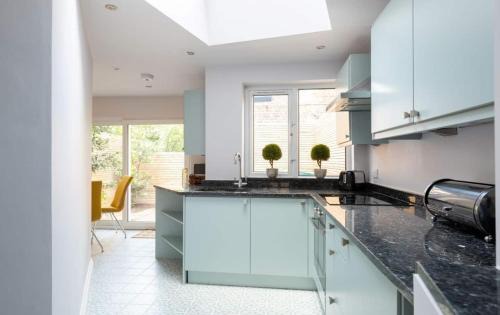 Redcliffe House | The Chelsea Cottage By Hok Living