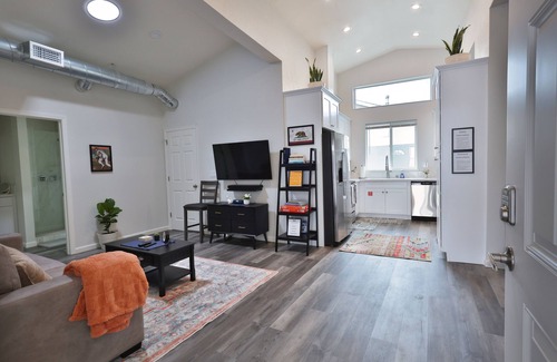 South Natomas House | “The Club House” - 7 Minutes from Downtown Sacramento - Stylish 2 bed/2 bath