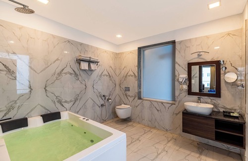 Shavri Colony Hotel | The Colonial Hotel Lake View Rooms