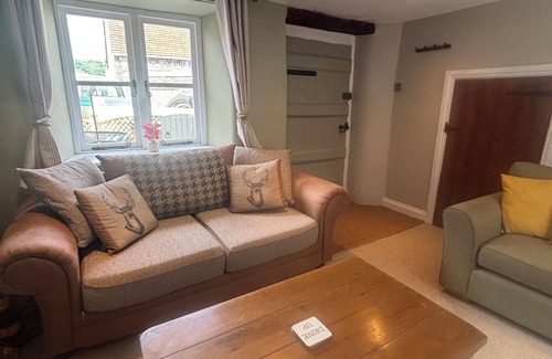 Ozleworth House | The Corner Cottage - ideal Cotswold way walk stay/pet friendly