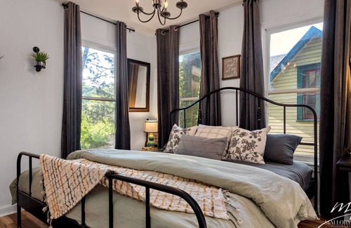 Eureka Springs Historic District Cottage | The Cottage at The 1883 Peabody House