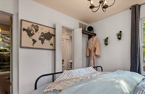 Eureka Springs Historic District Cottage | The Cottage at The 1883 Peabody House