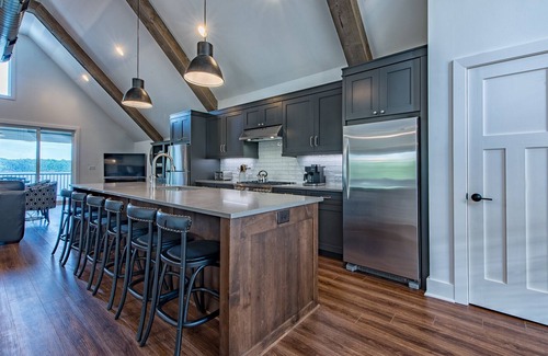 Lake Norman of Catawba Cottage | The Cottage | Pickle Ball Court-Pool |Sleeps 14 | water views galore