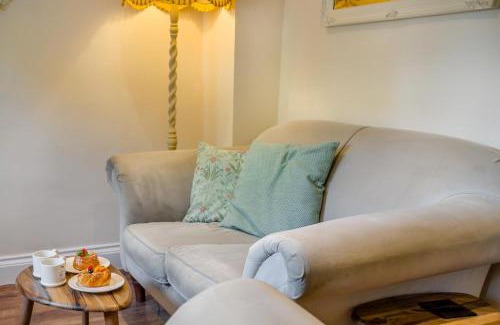 Winchcombe House | The Cottage - Vineyard Street
