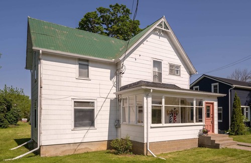 Consecon House | The County Getaway ...The Vintage of Prince Edward