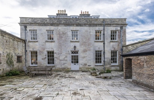 Holworth Apartment | The Courtyard House is a tasteful and beautifully appointed property
