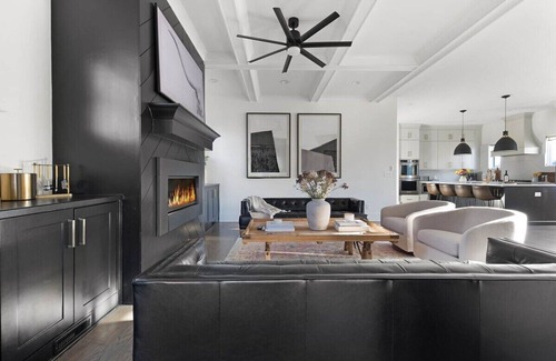 Hope Gardens House | The Cowboy - Luxury Home w/Hot Tub & Sauna!