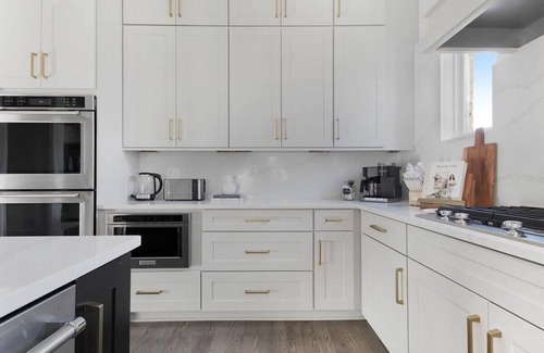 Hope Gardens House | The Cowboy - Luxury Home w/Hot Tub & Sauna!