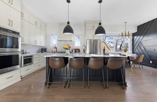 Hope Gardens House | The Cowboy - Luxury Home w/Hot Tub & Sauna!