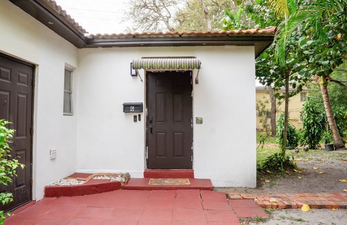 Biscayne Park Apartment | The Cozy Corner Studio in Quiet, Vibrant Biscayne Park with AC, WiFi